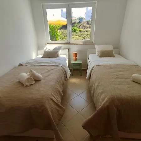 Lovely Townhouse, Just A Short Walk To The