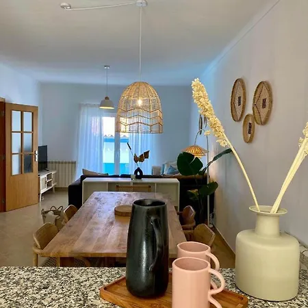 Lovely Townhouse, Just A Short Walk To The *