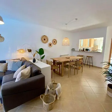 Сasa de vacaciones Lovely Townhouse, Just A Short Walk To The